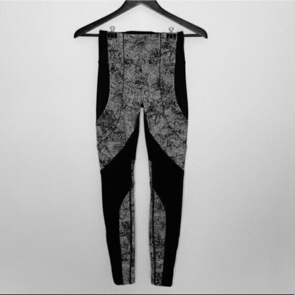 Lululemon Sz 4 Sweat & Repeat Tight *28" Black / Serigraph Starlight prints B19 - Picture 3 of 13
